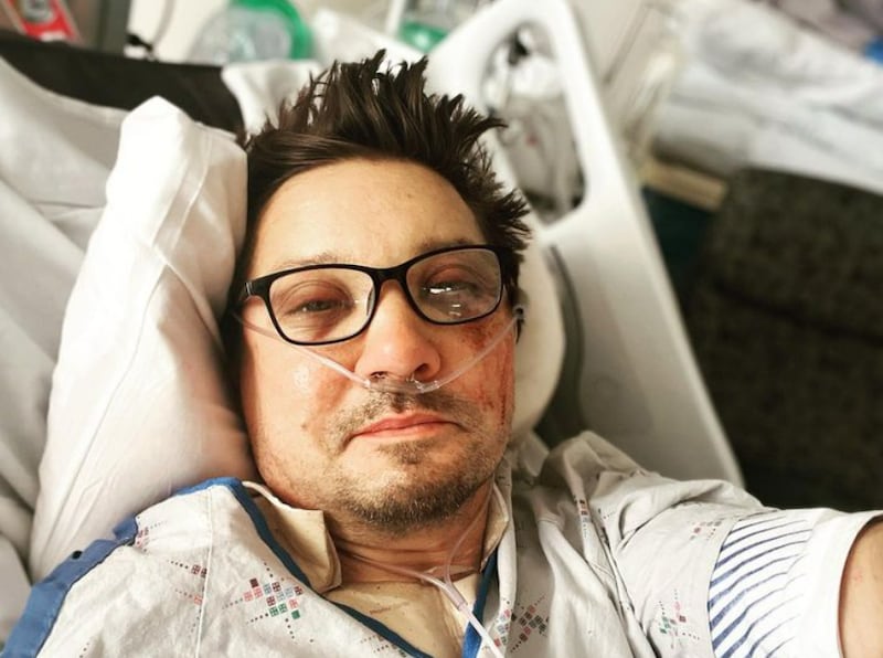 Jeremy Renner faz post em Instagram após acidente para acalmar e agradecer fãs e amigos