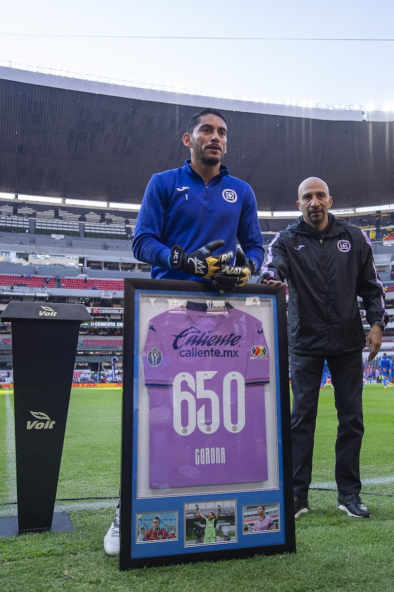 Jesús Corona fue reconocido en el Estadio Azteca