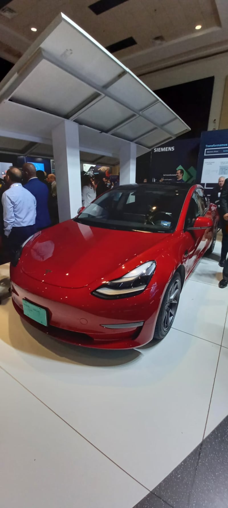 Aunque no hay un stand de Tesla la empresa Siemens tiene un auto de esta marca para ejemplificar el uso de cargadores.