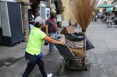 Al retirarse los tianguis navideños y acabarse los corredores comerciales se retiran del centro enormes cantidades de basura.