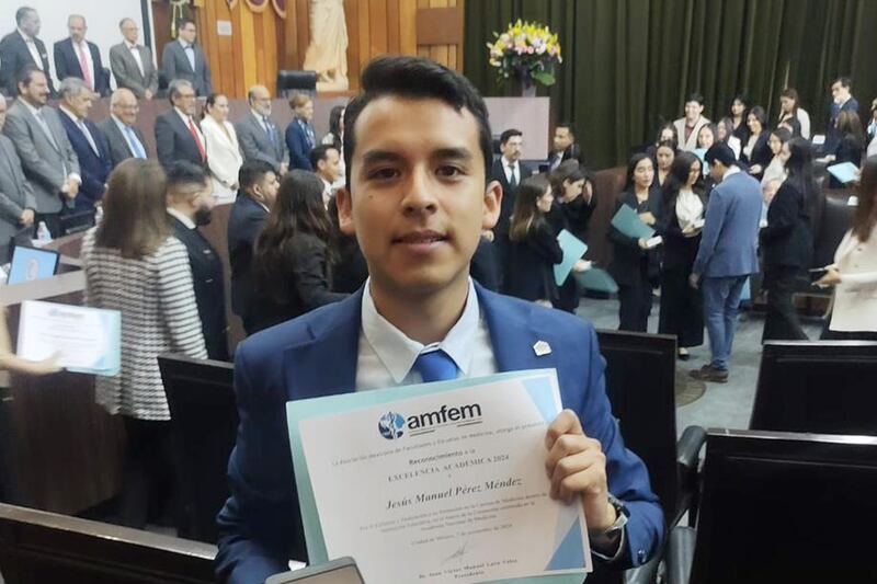 Pasante de Medicina gana el Premio a la Excelencia Académica 2024