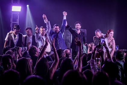 En compañía de empresarios, actores, músicos y famosos, Rafa Lizárraga celebró su cumpleaños número 50 en la Ciudad de México. La tarde llegó a su punto más emocionante cuando Benny Ibarra saltó al escenario para cantar sus mejores éxitos, poniendo a cantar y bailar a un público que se divirtió coreando sus canciones. Para cerrar la velada, Benny invitó a Rafa a subir al escenario, y este agradeció la presencia de sus amigos durante su fiesta.