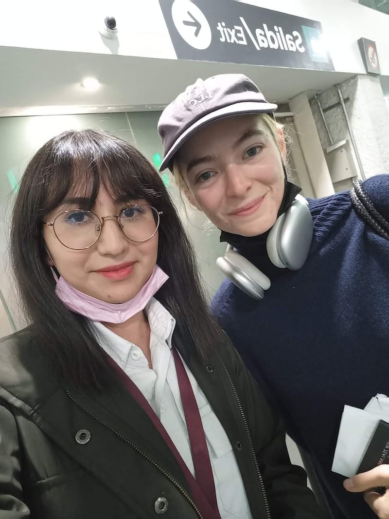 La cantante atendió a fans que la esperaban en el aeropuerto capitalino.