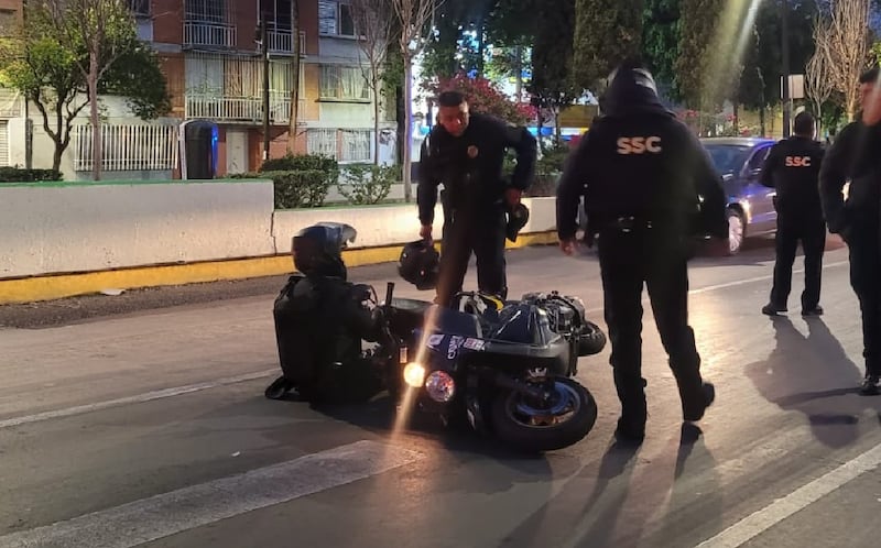 Motociclista derrapa en la CDMX