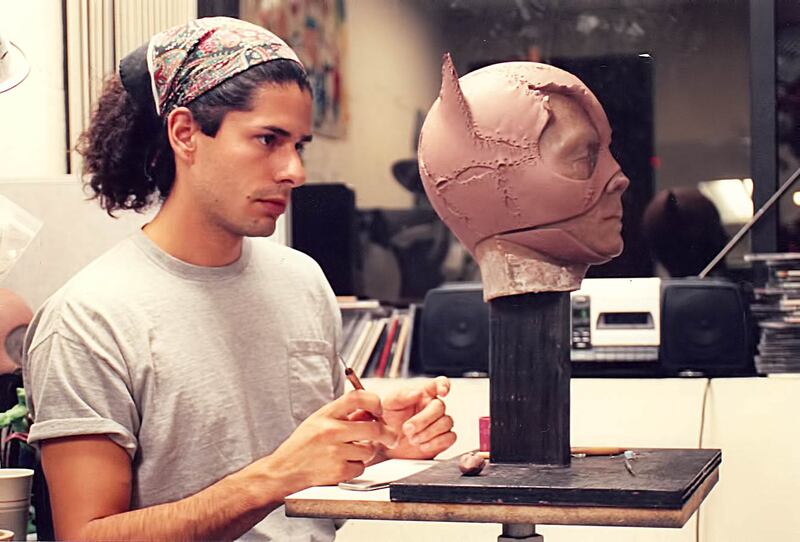 José Fernández haciendo la escultura para la máscara de Gatúbela en Batman Returns, de Tim Burton.