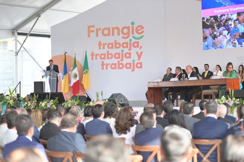 Durante el informe de Frangie se manifestó un grupo de comerciantes ambulantes.