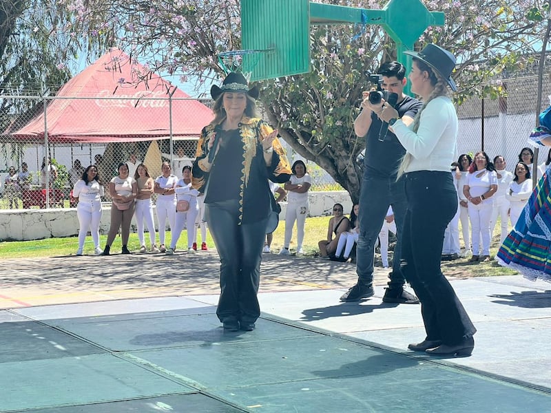 La cantante visitó el Reclusorio Femenil de Puente Grande, Jalisco.