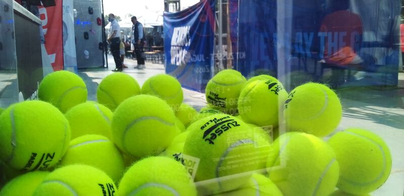 Las pelotas de pádel son muy dimilares a las de tenis pero son más ligeras al golpeo