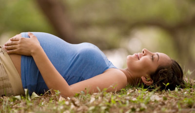 Bienestar emocional y físico genera la meditación durante el embarazo.