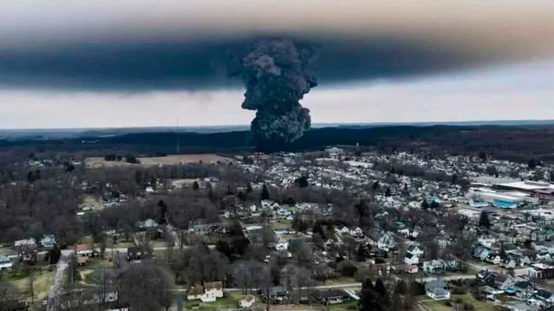 Tras el desastre con cloruro de vinilo en Ohio, los habitantes regresan a sus casas.