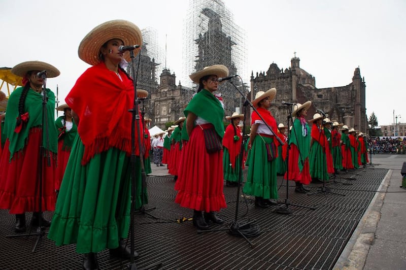 Desfile cívico militar por el 112 Aniversario de la Revolución Mexicana en Plaza de la Constitución.