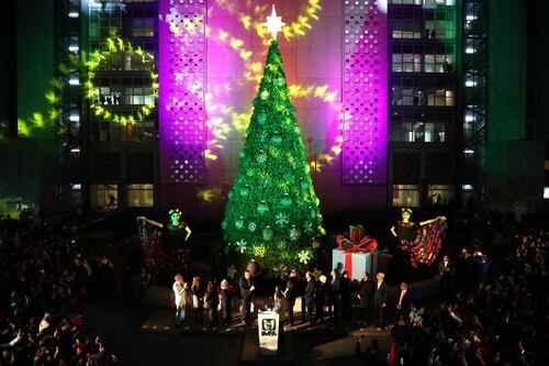 Para celebrar la vida, la salud y a las familias, IMSS enciende árbol navideño 