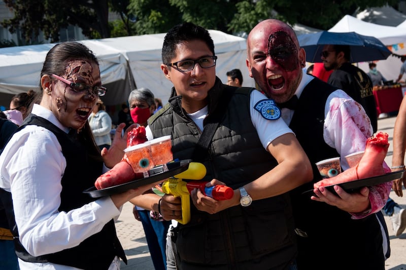 Asistentes comienzan a maquillarse previo a la salida de la edición 2022 de la Marcha Zombie del Monumento a la Revolución al Zócalo capitalino.