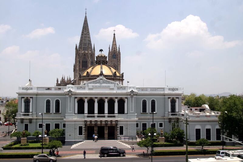 La Segunda Sala de la Suprema Corte de Justicia ratificó la decisión de un juzgado de distrito de no regresarle, de momento, el dinero a la casa de estudios