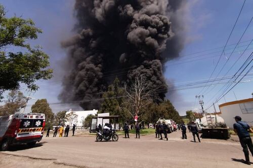 Evacuan escuelas, casas y oficinas por incendio de fábrica en Morelia