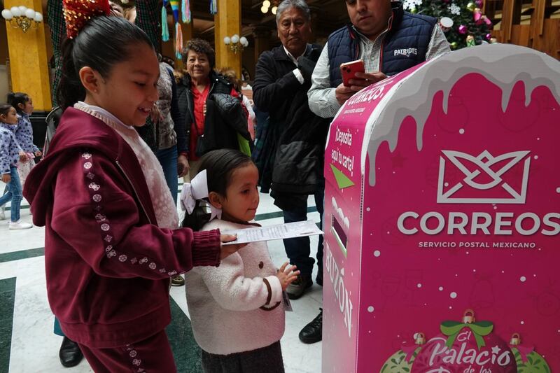 Niños acuden al Palacio Postal para enviar carta a Reyes Magos