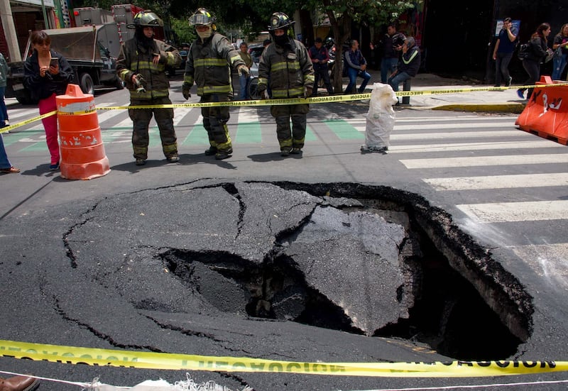 La sobreexplotación de los acuíferos en la CDMX favorece al hundimiento y fractura de tuberías.