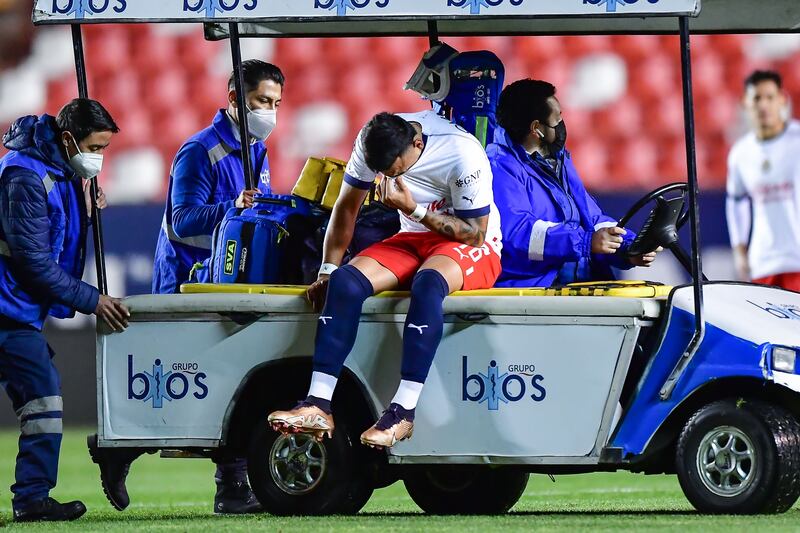 Alexis Vega salió entre lágrimas del terreno de juego.