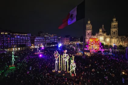 Ofrenda monumental de Día de Muertos embellece el zócalo de la CDMX