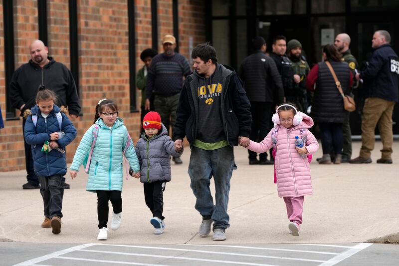 Agentes encargados de hacer cumplir la ley trabajan en la escena de un tiroteo en la Perry High School en Perry, Iowa, este jueves.