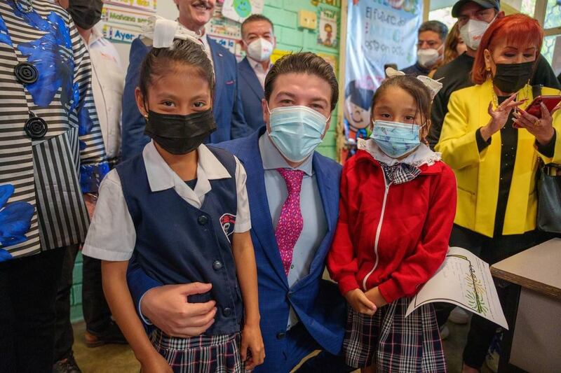 Los niños y niñas de la institución escolar se tomaron la foto del recuerdo con el gobernador.