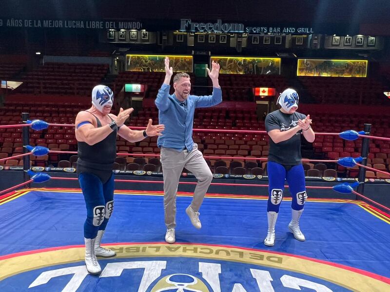 Hunter Pence de los Gigantes de San Francisco junto a los gladiadores I CMLL (Cortesía)