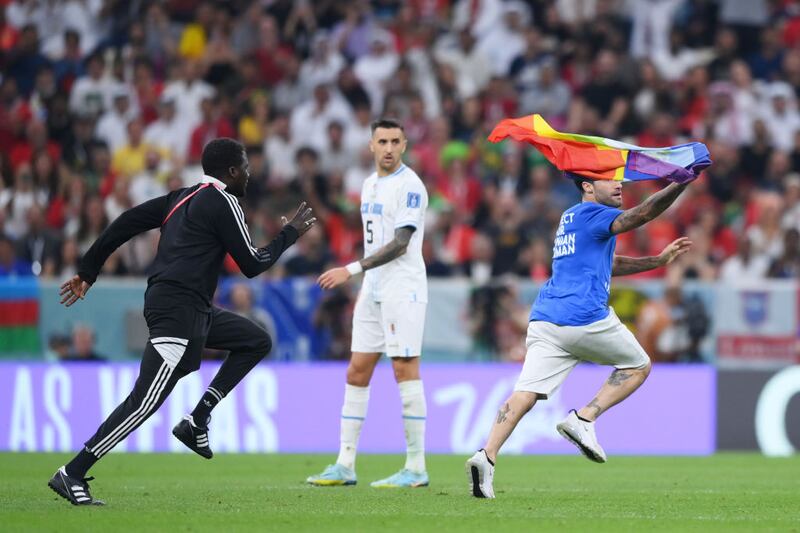 Aficionado irrumpe en el Portugal vs Uruguay con bandera LGBT