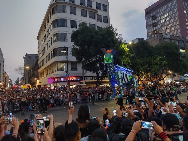 Un xoloescuincle azul ilumina la avenida rumbo al Zócalo capitalino.