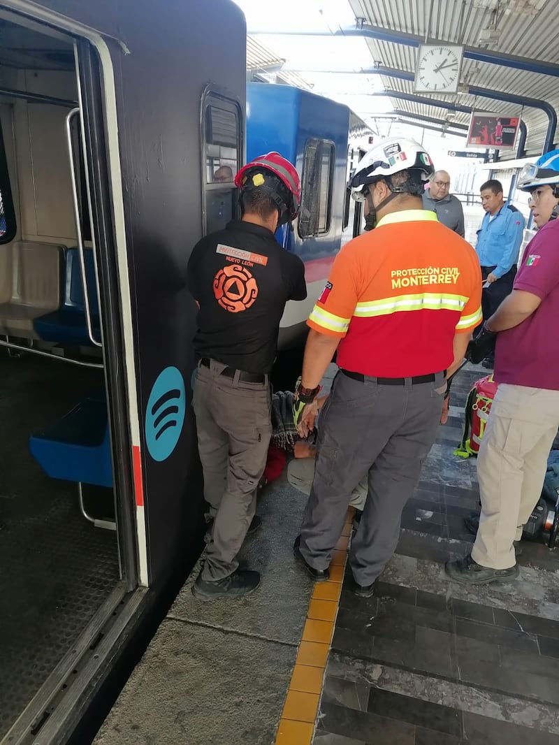 La persona cayó en posición vertical y quedó  prensada.