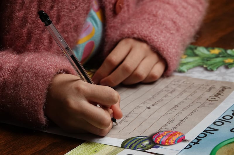 Niños acuden al Palacio Postal para enviar carta a Reyes Magos