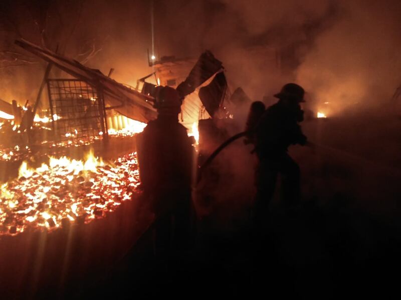 Varias horas tardaron los cuerpos de emergencia para poder contener el incendio.