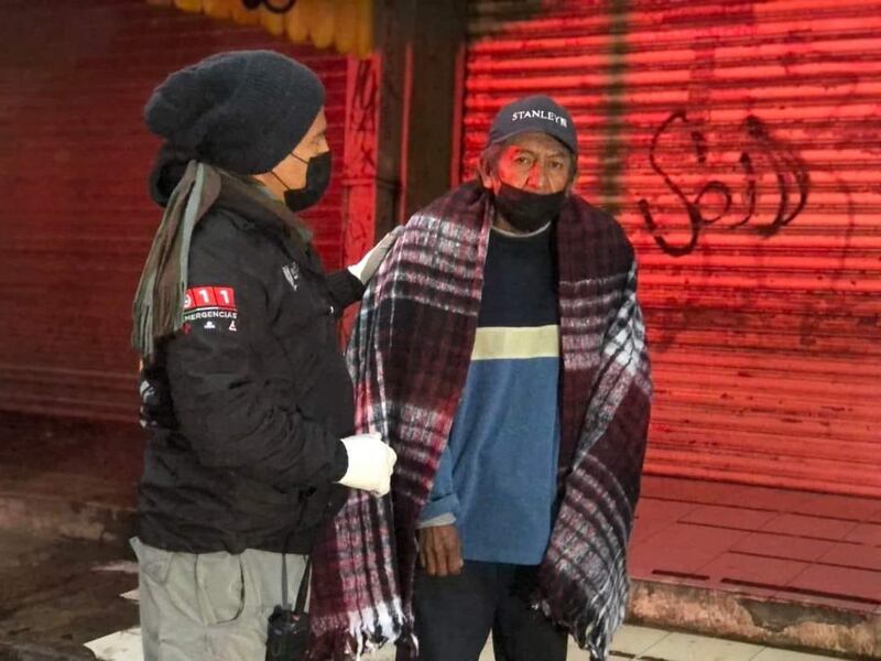 Las personas en situación de calle reciben una bebida caliente y cobertores.