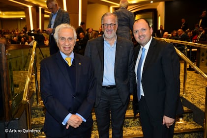 En un evento lleno de historia y reflexión, Carlos Slim, el hombre más rico de México, subió al estrado del auditorio del Centro Libanés para compartir una charla que cautivó a los presentes. Con nostalgia, Slim relató la travesía de su padre desde el Líbano y cómo, en palabras del magnate, "vino de luna de miel y nunca más se fue de México", echando raíces profundas en este país.