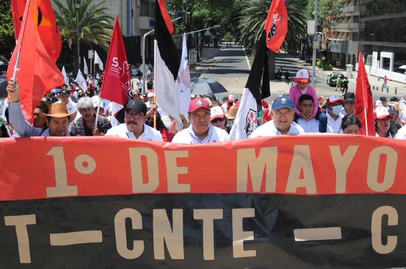 Encabezados por Martín Esparza, líder del SME, distintos grupos sindicales arribaron al Monumento a la Revolución.