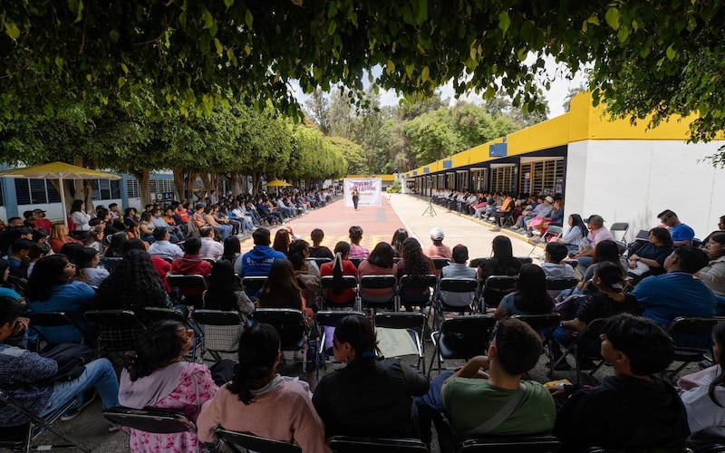 Jóvenes toman las calles a favor de la reforma judicial