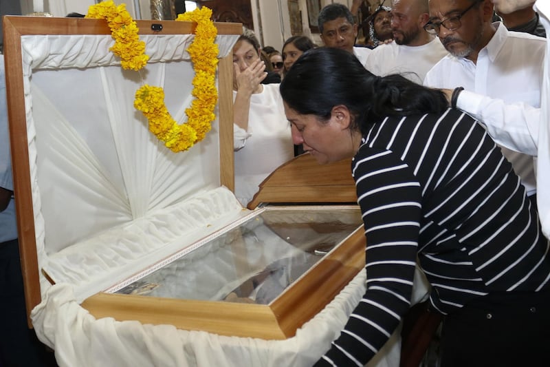 Despiden con flores y exigencia de justicia al alcalde Alejandro Arcos