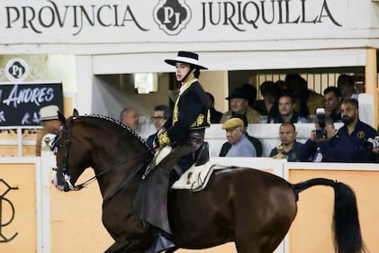 Mia Rubin no ocultó su emoción y nerviosismo al ver a su novio, Tarik Othón, debutar como rejoneador profesional en la primera noche de su carrera. Ante un lleno total en la Plaza de Toros de Provincia Juriquilla, Tarik tomó la alternativa de manos de Diego Ventura, quien actuó como padrino, mientras que Diego San Román fue el testigo. La tarde estuvo llena de emoción, destacando la destreza y entrega de Othón en su presentación ante el público.