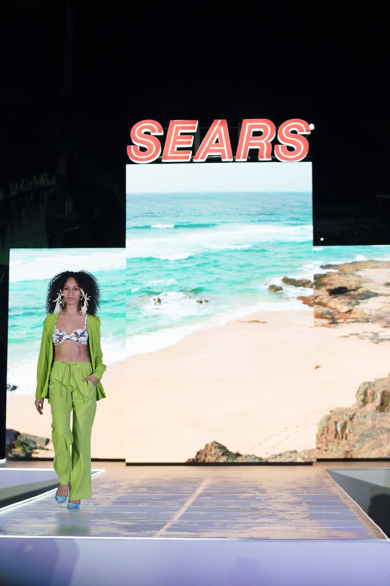 Sears lanza su nueva colección en la fiesta del Abierto Mexicano de Tenis presentando las últimas tendencias para esta temporada en el cual veremos el minimalismo en looks blancos y neutros, transparencias y diversos estampados.