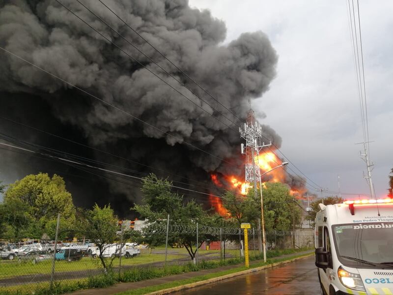 El fuego provocó una densa columna de humo visible desde varios puntos de la ciudad.