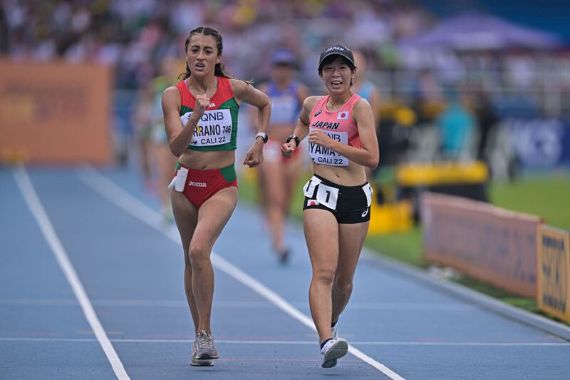 La mexicana XImena Serrano compite codo a codo con la japonesa Ai Oyama en el Estadio Pascual Guerrero en Cali, Colombia.