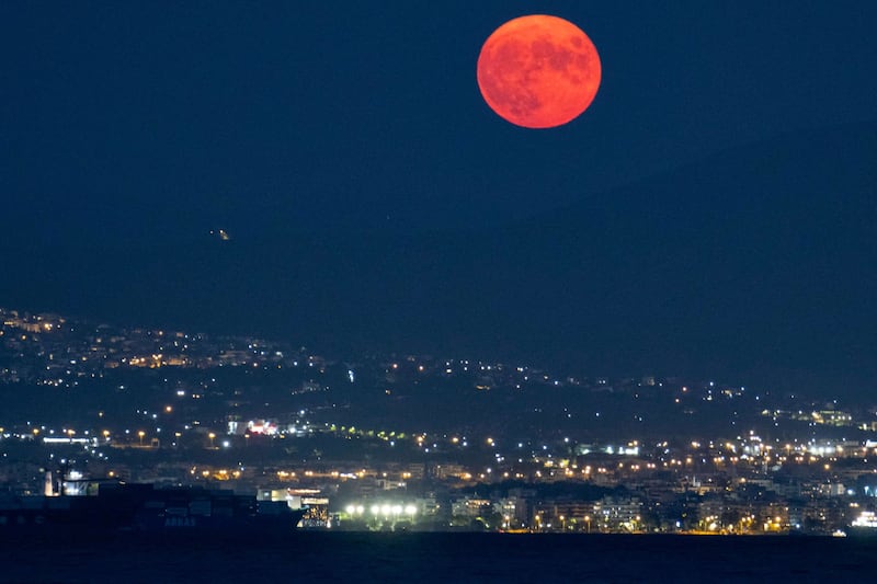 Luna de Esturión (agosto) vista sobre el monte Hortiatis en Grecia, ciudad de Tesalónica.