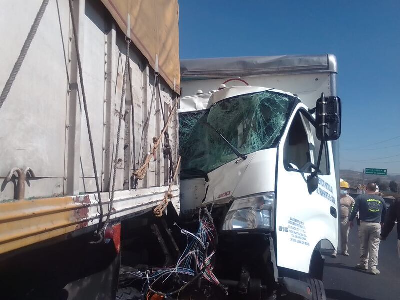 La unidad de carga colisionó sobre la autopista a Zapotlanejo, cerca del ingreso a Tonalá.