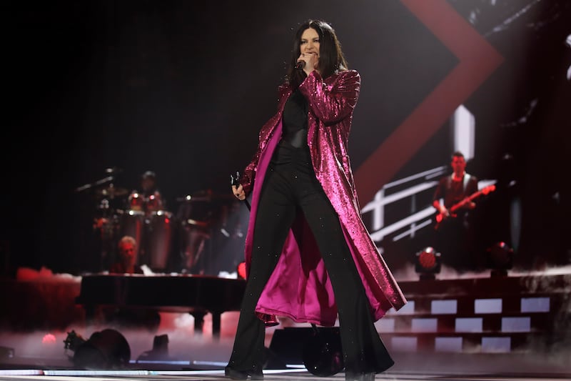 Laura Pausini sorprende a sus fans con “El primer paso en la Luna”