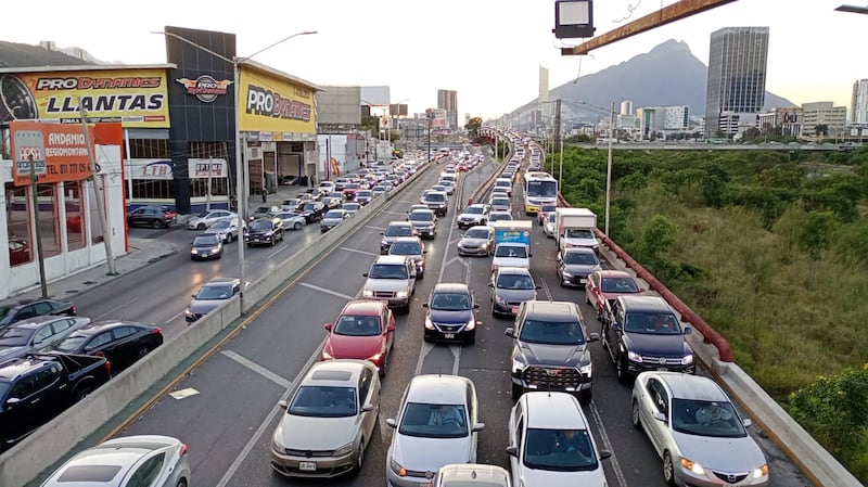 Las filas de autos en Morones Prieto eran interminables.