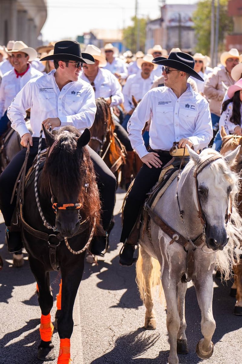 El gobernador y el alcalde de Monterrey la pasaron bastante bien durante la cabalgata.