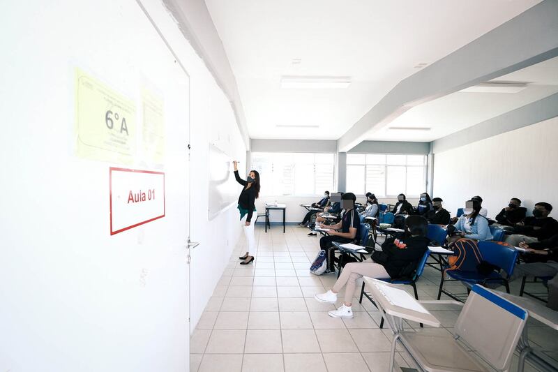 Las autoridades aseguran que los contagios en general en educación básica se redujeron en 33%.