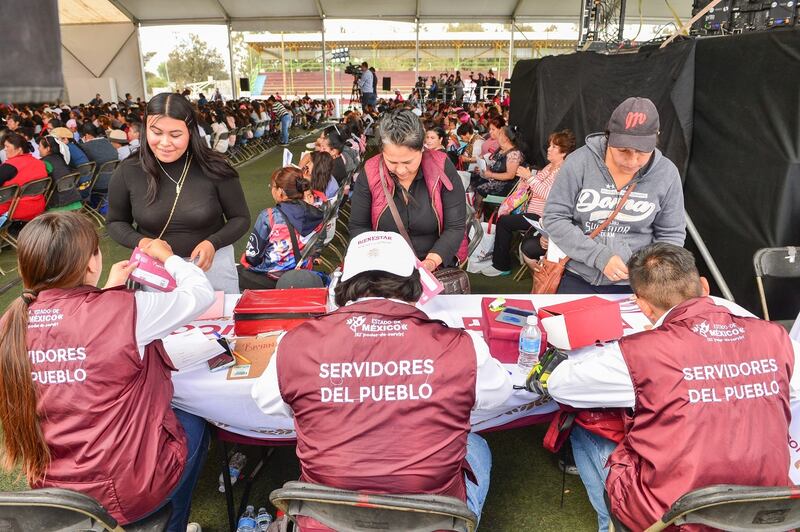 Delfina Gómez entrega Tarjeta Mujeres con Bienestar para combatir vulnerabilidad