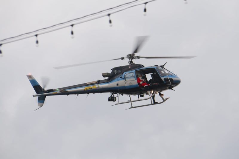 Policías disfrazados de Santa Claus viajan en los helicópteros para sorprender a las familias.