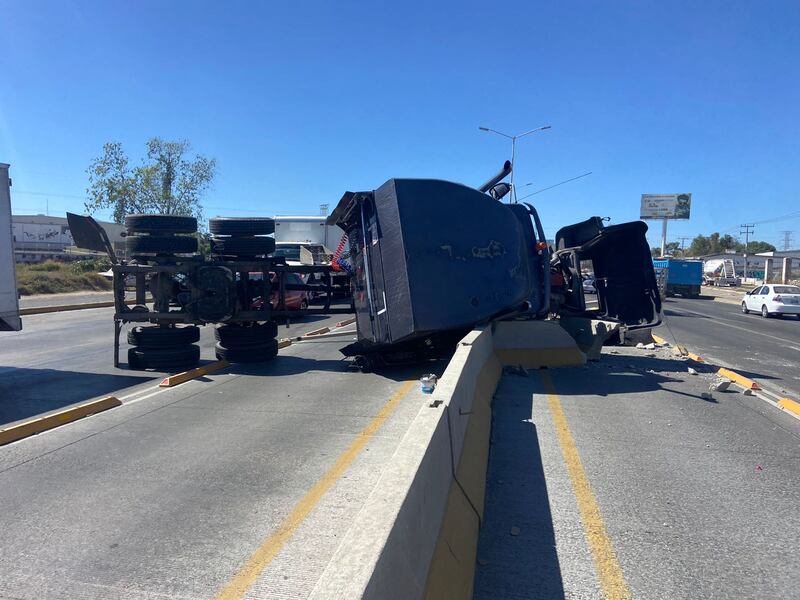 Solamente el conductor del tráiler resultó lesionado en este percance.