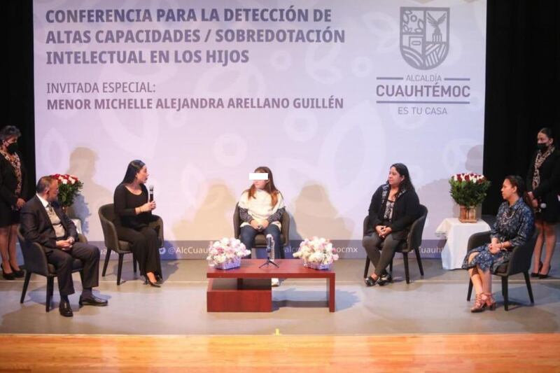 La alcaldesa entrega el premio a la niña prodigio que estudiará medicina en la Universidad de Massachusetts, Estados Unidos.